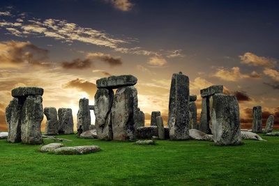 Visit Stonehenge, a mystical travel back in time
