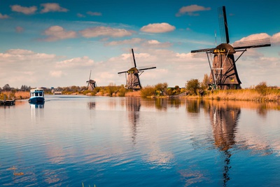 Tour of Kinderdijk windmills, Delft, Rotterdam and Delfshaven district